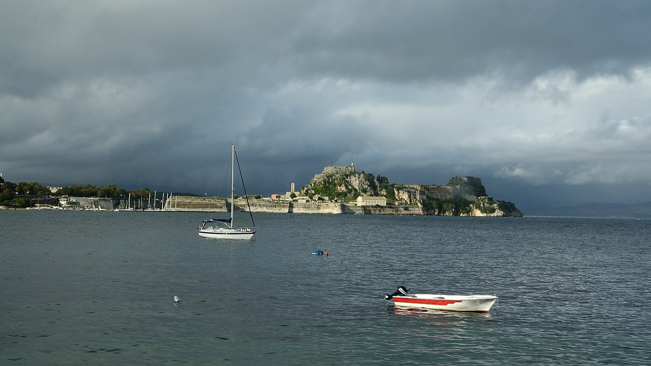 20161011-017-ISOLA.jpg - The (old) Venetian fortress (Paliao Frourio)