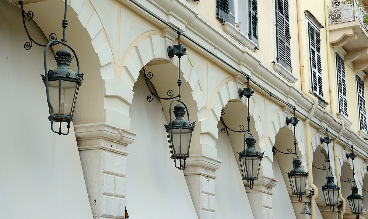 20161011-022-ISOLA.jpg - Liston square: typical street lamps on the arcaded cafes (built by Mathieu de Lesseps)