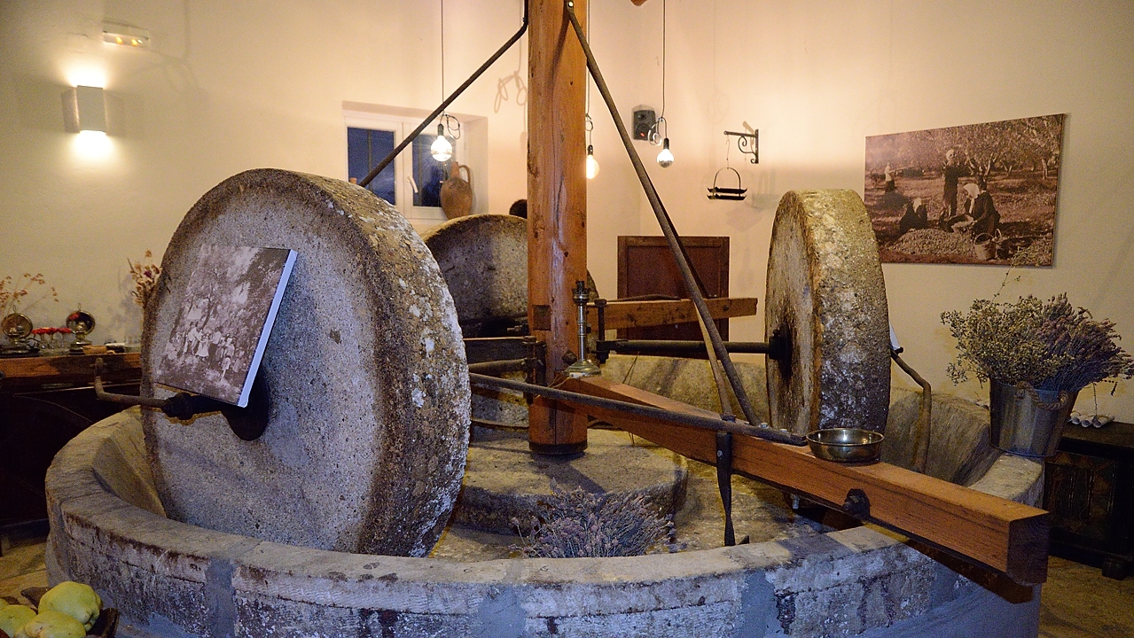 20161011-033-ISOLA.jpg - Ambelonas: olive mill
