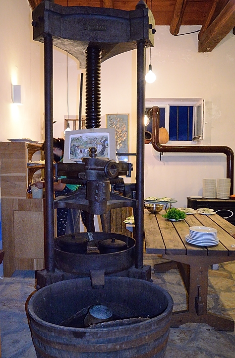 20161011-035-ISOLA.jpg - Ambelonas: olive press