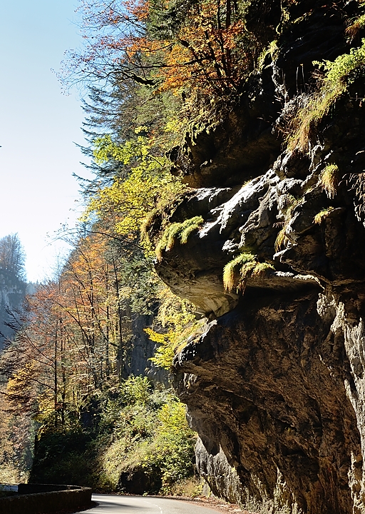 20161030-010-Vercors-velo.jpg - Dans les gorges de la Bourne : un peu de soleil mais l'ambiance est plutot frisquette et sombre