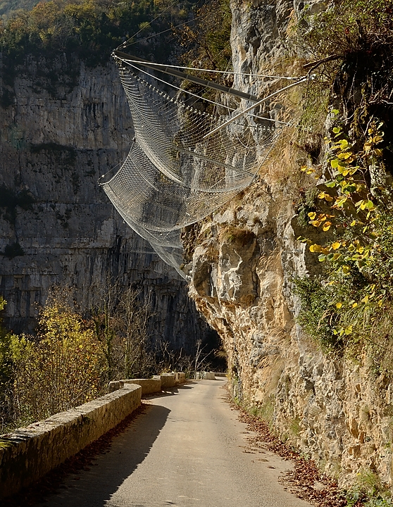 20161030-019-Vercors-velo.jpg - Nouveaux ouvrages dans les gorges (il y a encore des grillages pour  fermer la route completement aux deux entrees