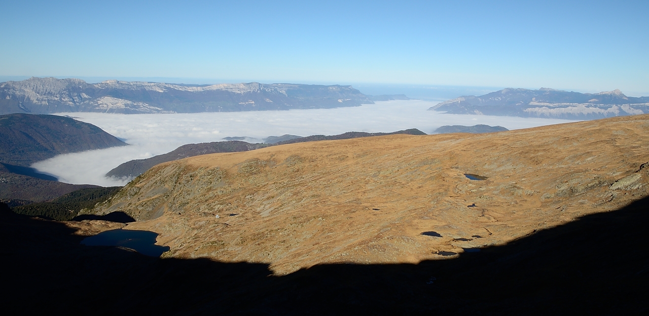 20161101-010-Taillefer.jpg - Ici on doit etre au Pas de la Mine : le Lac Brouffier encore a peine au soleil et Grenoble dans les nuages