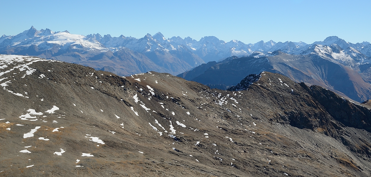 20161101-015-Taillefer.jpg - Et la  on y voit un peu plus large : a gauche encore les Deux Alpes, la Meije, le Rateau et tout ca. A droite de l'Ailefroid je vois encore la Tete des Fetoules, les Rouies, puis bien sur la Muzelle, et  devant  ca, le Rochail, le Grand et Petit Renaud ... tout  le monde est encore avec moi ?