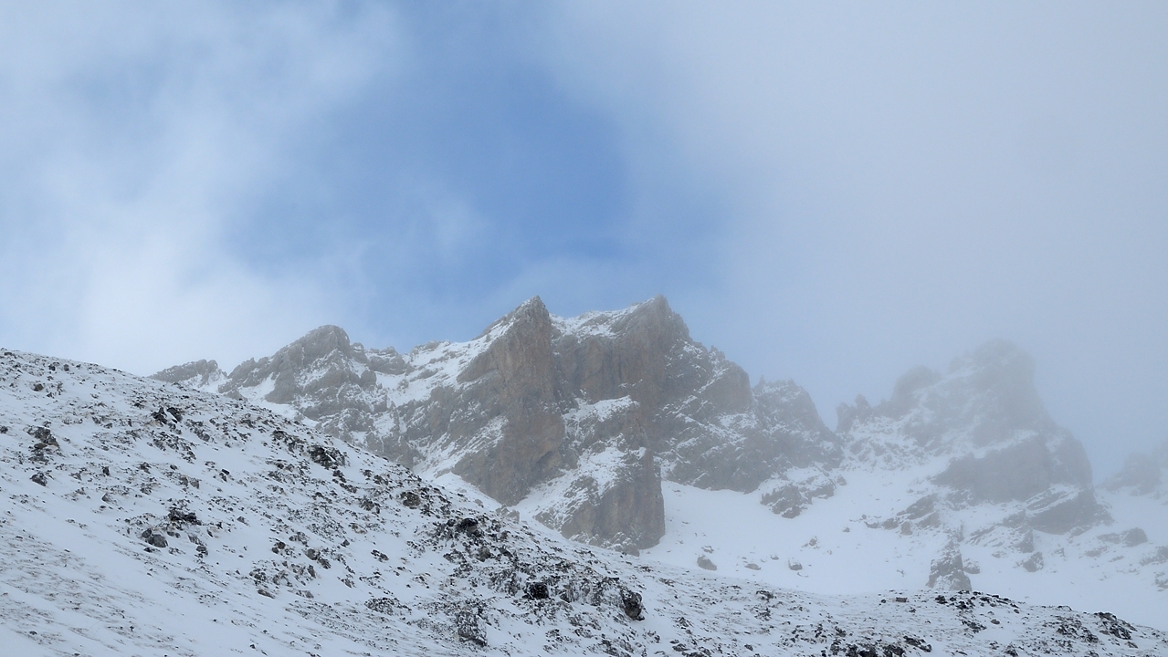 20161111-003-ColLarche.jpg - Le soleil n'est jamais bien loin ... là le ciel bleu au-dessus les Aiguilles de l'Oranaye)