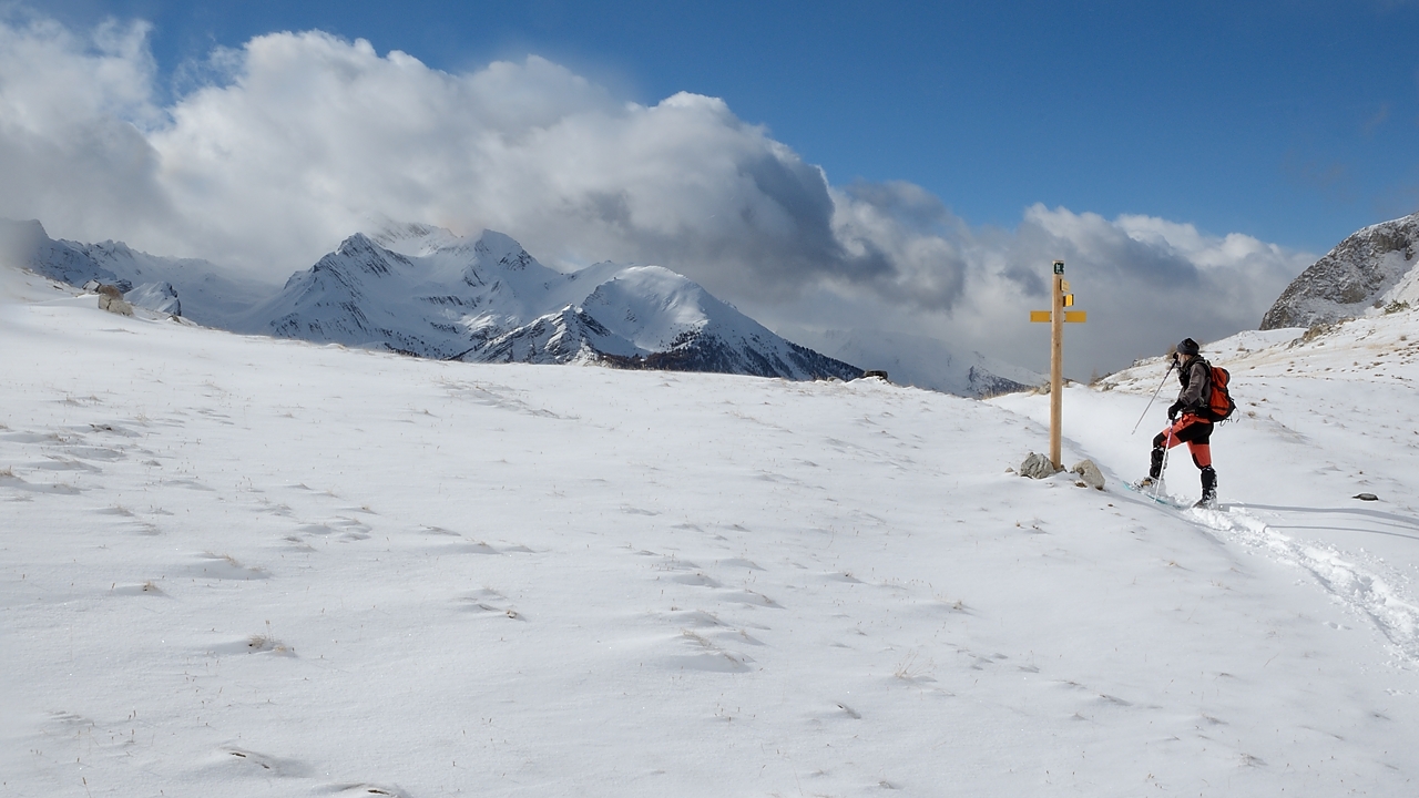 20161111-014-ColLarche.jpg - Plus on descend, plus ca se degage : la on est au bout du plateau (point 2251) avant la plongée sur  Larche