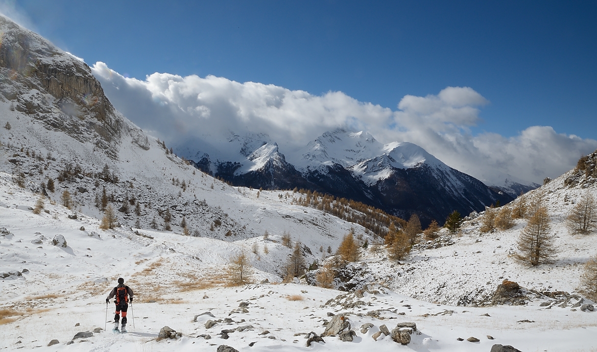 20161111-015-ColLarche.jpg - Au debut de  la plongée --  mais on ne plongera pas, on traverse le ravin, puis vers le replat sur la gauche
