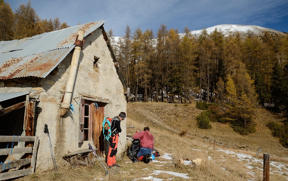 20161112-013-SoleilBoeuf.jpg - La cabane ou on fait demi-tour: pour le Col de la Pare c'est trop tard, et un retraité belge installé dans le coin nous indique un tour autour du Soleil-Boeuf pour nous eviter un bete aller-retour