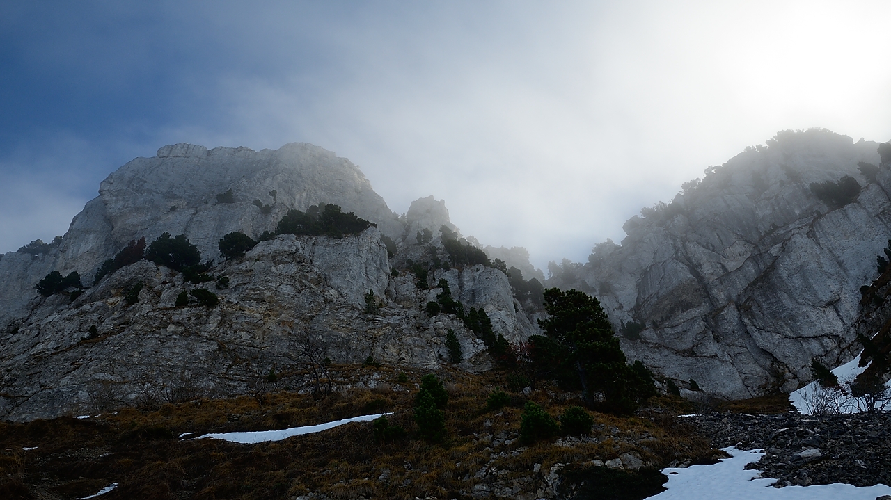 20161126-003-Margeriaz.jpg - Sous le Roc de Margeriaz on sort enfin du brouillard -- plus ou moins 