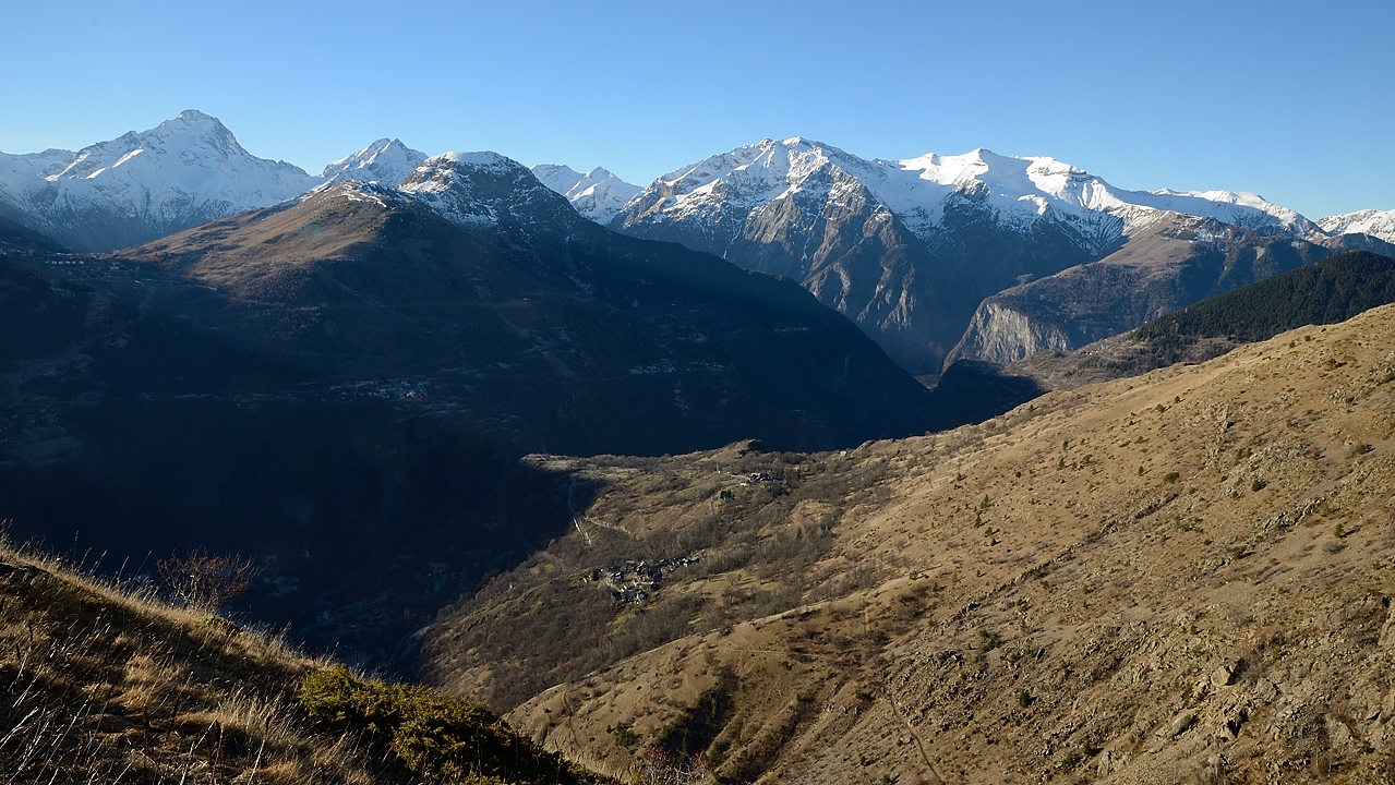 20161203-002-Cassini.jpg - Vue vers le sud : de l'herbe partout, et au fond a gauche la Muzelle et a droite le Grand Renaud, Pic d'Ornon, Rochail