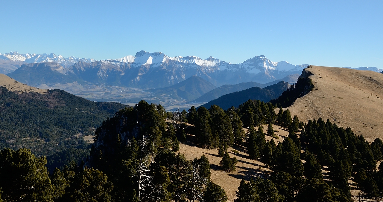 20161218-021-Essaure.jpg - Maintenant la face ouest du Devoluy est plus au soleil: at droite le Grand Ferrand (je crois) et a gauche l'Obiou (et encore plus a gauche le Chatel, objet d'une balade debut octobre)