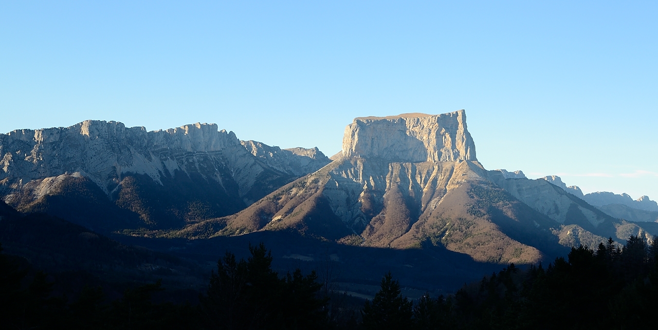20161218-027-Essaure.jpg - Le mont Aiguille dans la lumiere de fin d'apres-midi (pris de quelque part dans la descente du Col de Menee)