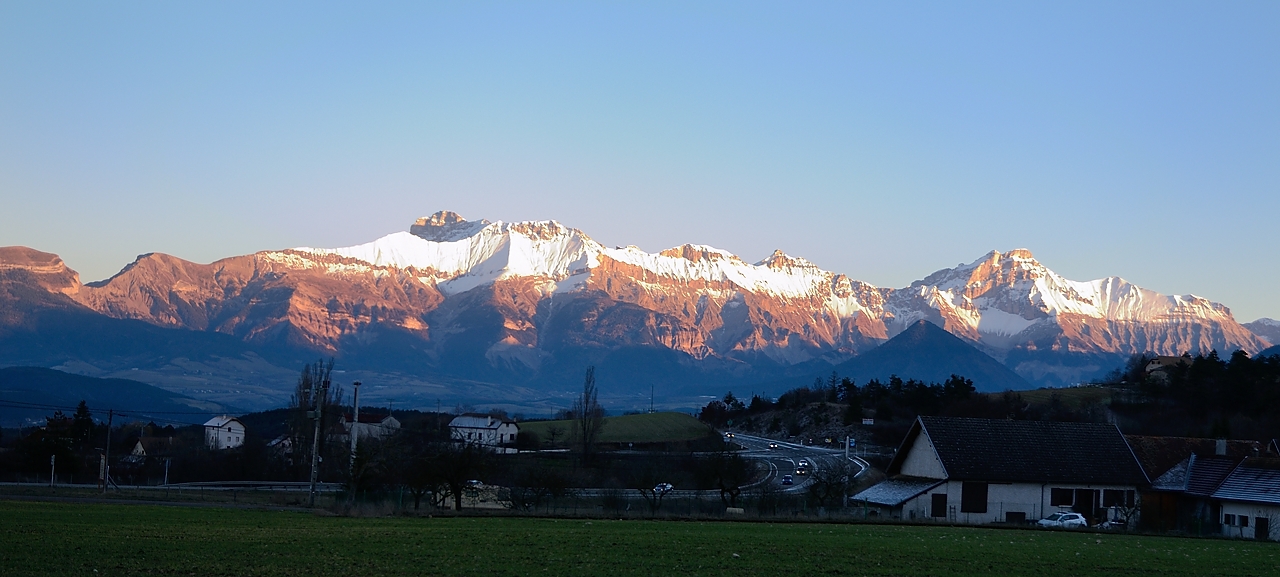 20161218-028-Essaure.jpg - Coucher de soleil sur le Devoluy vu de Clelles  (c'etait magnifique, bien plus rouge que cela mais malheureusement la photo etait desesperemment surexposee, donc j'ai fait ce que j'ai pu)