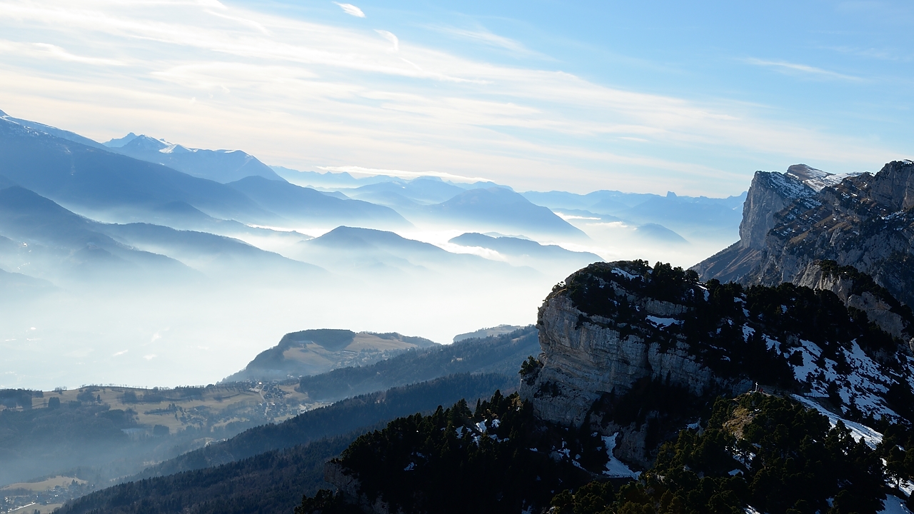 20161224-013-Aulp-du-Seuil.jpg - La brume est tenace  au fond de la vallee ... et la on voit aussi La Dent de Crolles 