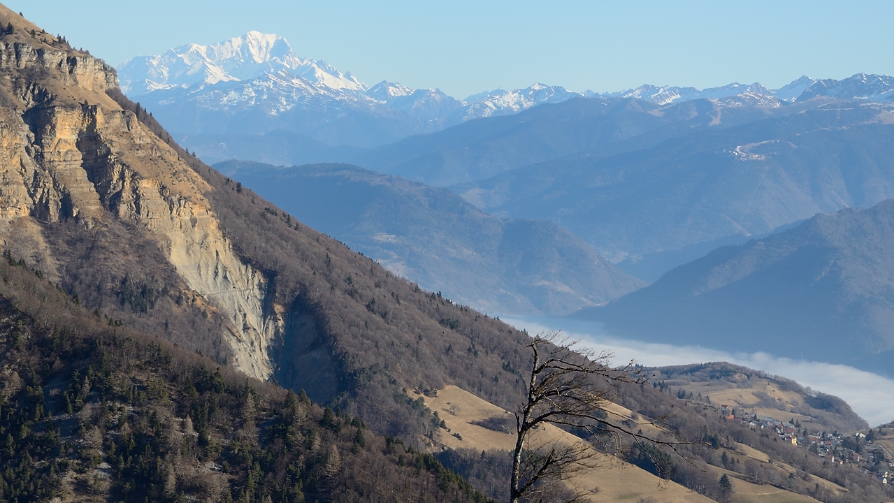 20161231-012-Emeindras.jpg - ... et zoom sur le Mont Blanc et la vallee, ou le brouillard ne disparait pas de la journee (tandisque nous finissons notre balade en bullant sur une terrasse au Sappey)