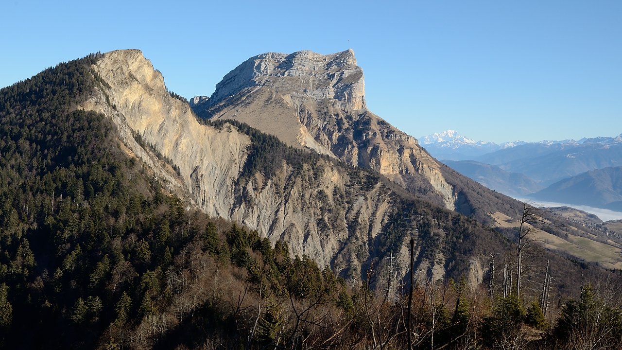 20161231-013-Emeindras.jpg - La Dent de Crolles et en avant-plan le Bec Charvet (et une bonne partie de la petite balade de l'autre jour, presque tout le long dans le brouillard)