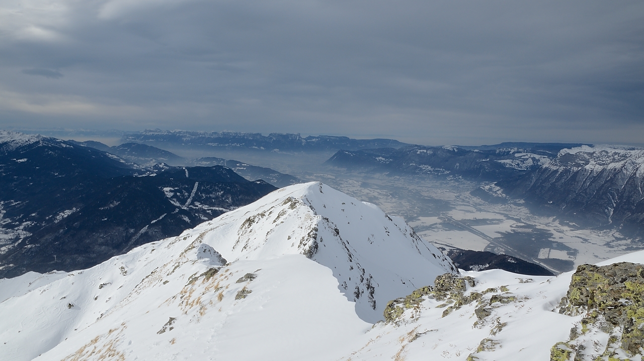 20170122-006-GrandeArc.jpg - Vue de la crete sommitale: la vallee de l'Isere avec a droite les Bauges et au fond la Chartreuse