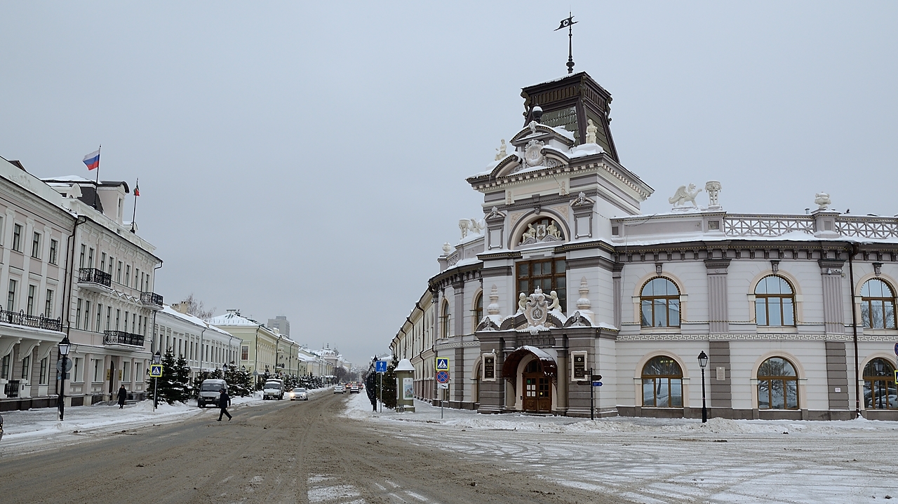 20170120-001-Kazan.jpg - National Museum of Tatarstan on Kremliovskaya, in front of the Kremlin on a dizzy and snowy day in January: they told me "you are lucky with the weather, it's not cold (-2)"