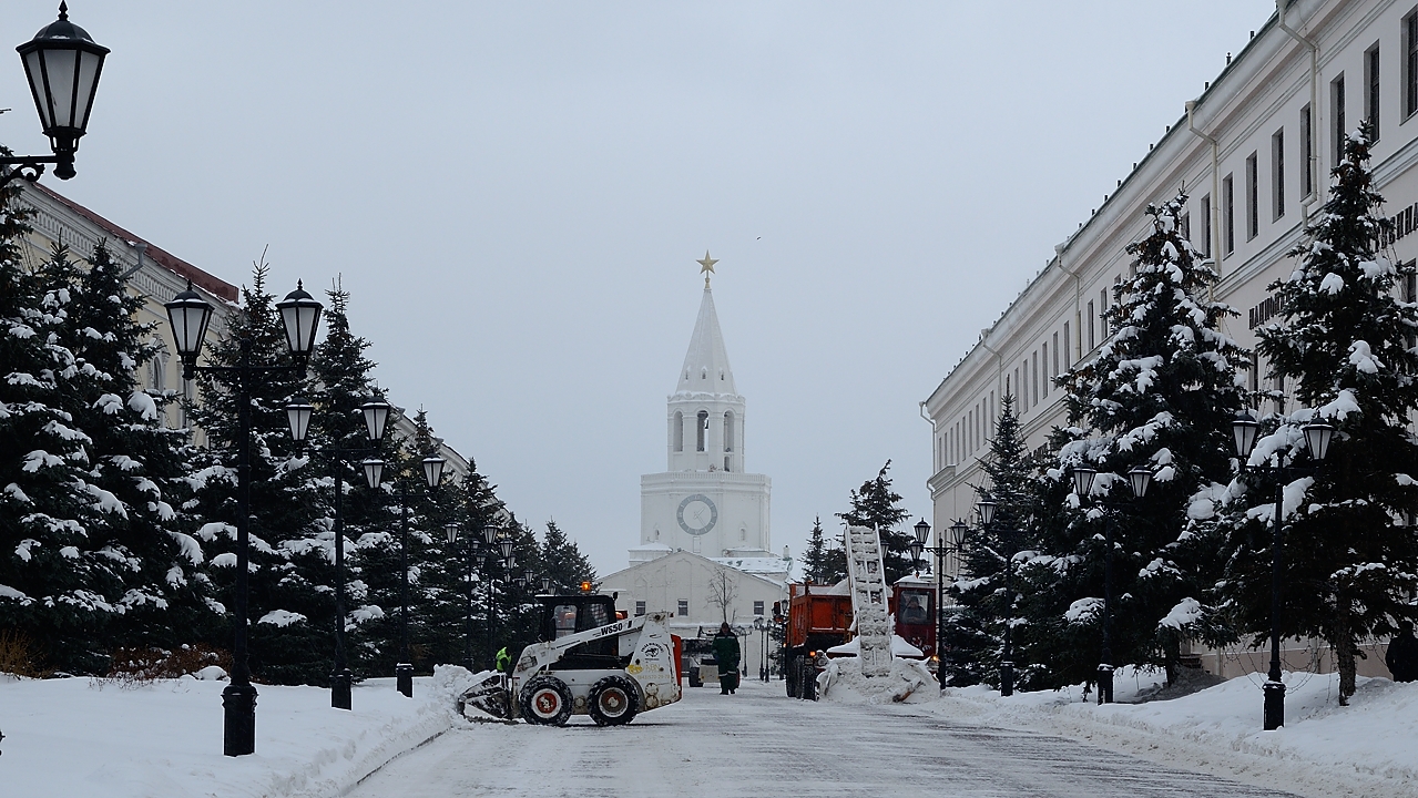 20170120-017-Kazan.jpg -  ... how to get rid of all that snow ... and the Spasskaya tower in the background 