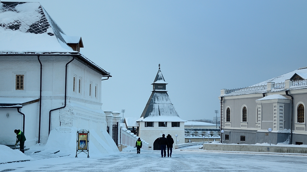 20170120-025-Kazan.jpg -  Leaving the Kremlin in the afternoon when finally the sun comes out ... a bit, from titme to time
