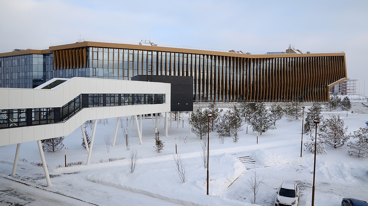 20170115-001-Innopolis.jpg - University building and the gatway from the dorms in january : seen from my window on a snowy morning 