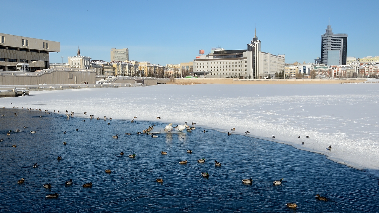 20170217-070-Kazan.jpg - Kaban Lake and on the left the Tatar State Academic Theater of Galiasgar Kamal