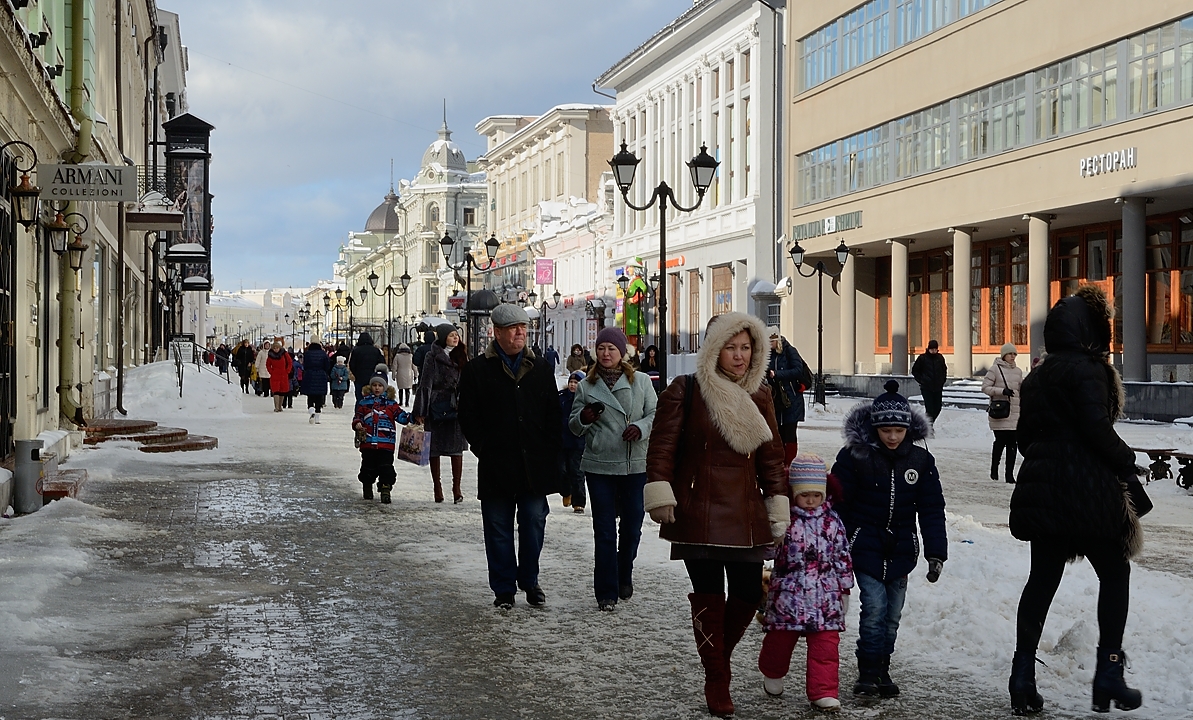 20170219-157-Kazan.jpg - There is no way to avoid Baumann Street, now full of people going for a "sunny sunday afternoon walk"