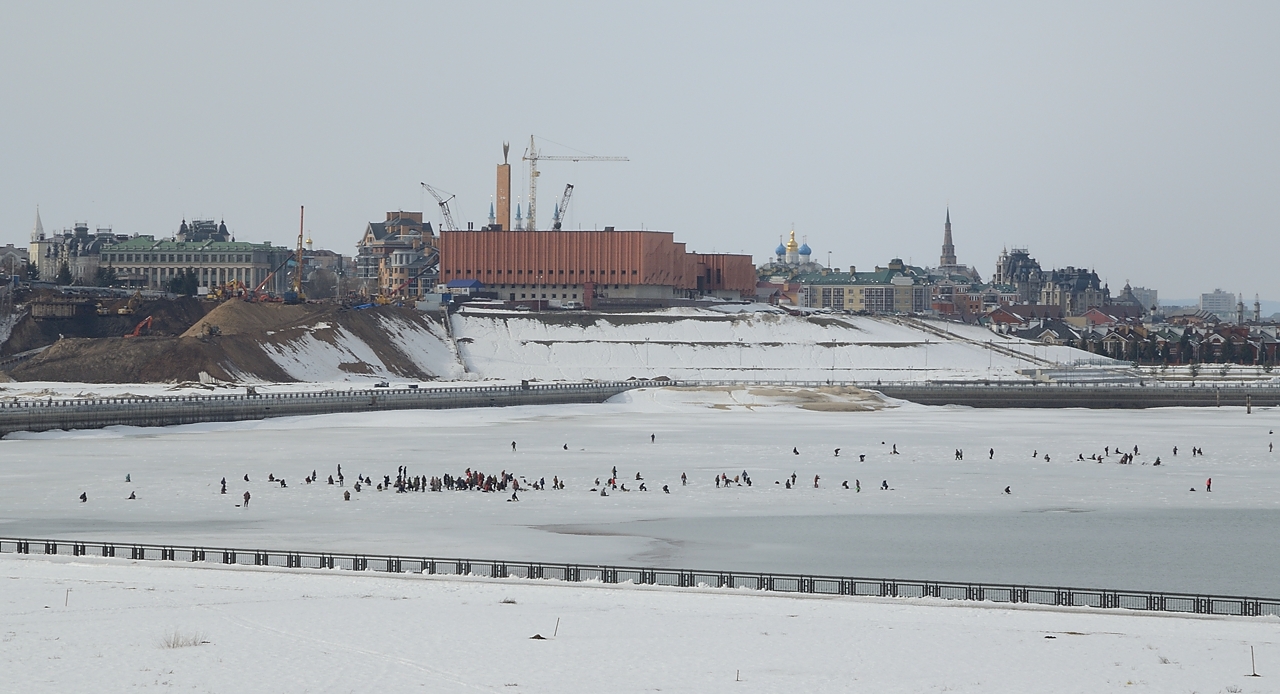 20170317-035-Kazan.jpg - Icefishing on Kasanka: a popular sport  (it's warmer now than in deep winter)