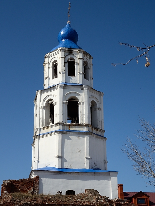 20170416-101-Kazan.jpg - In April, a short sunny moment in Kazan: church close to the market