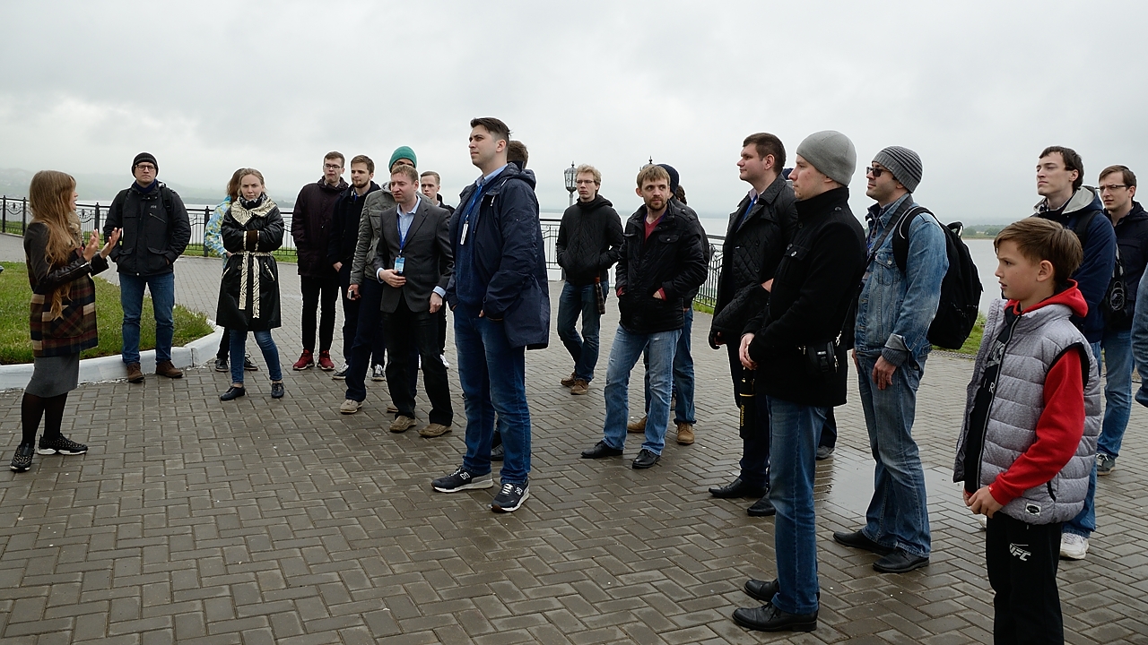 20170606-005-SyrCose-Innopoli.jpg - Conference participants listening the guide