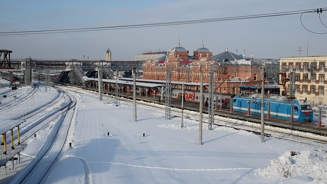 20180217-012-Kazan.jpg - The railway station seen from the footbridge leading to the Volga 