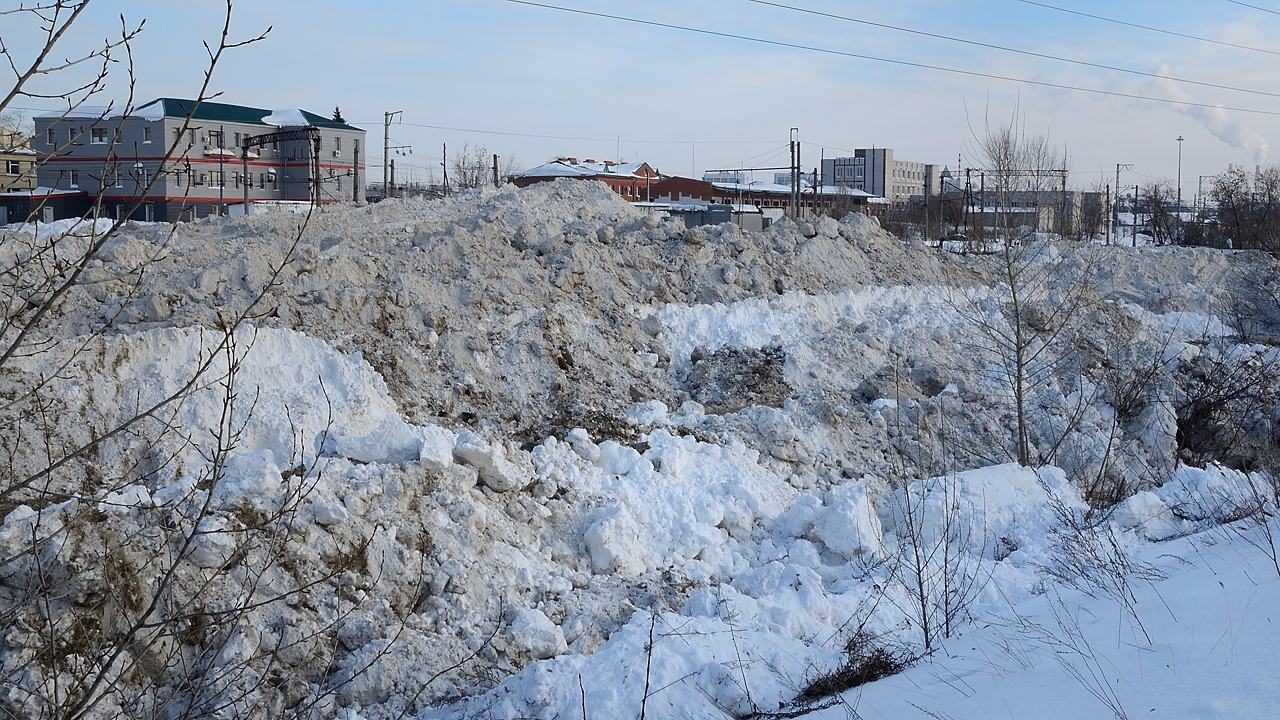20180217-013-Kazan.jpg - Somewhere between the railway station and the Volga, one of the huge snow dumps of the city: the snow collected in the city center is brought here 