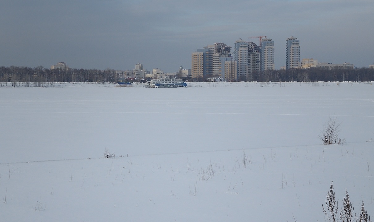 20180217-015-Kazan.jpg - Kazanka River: the boat on the opposite river bank is a restaurant