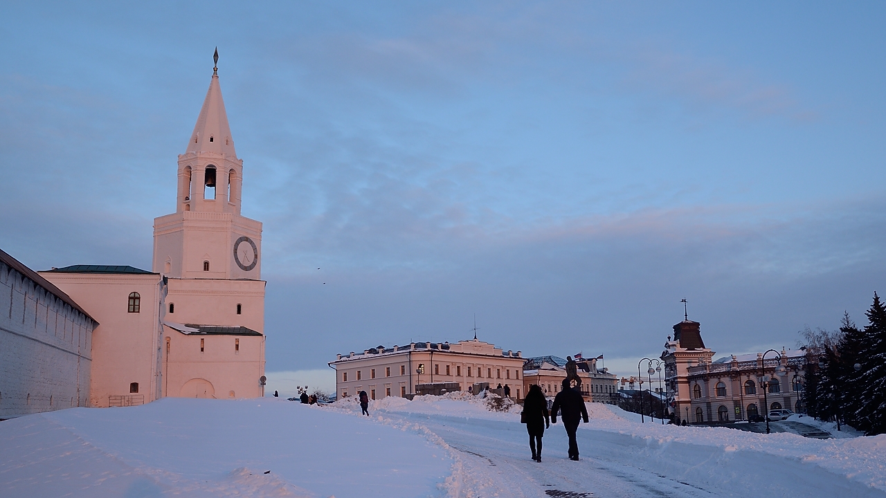20180217-036-Kazan.jpg - ... and now, as the sun is disappearing, back to the entrance of the Kremlin, and to the right, the National Museum of Tatarstan