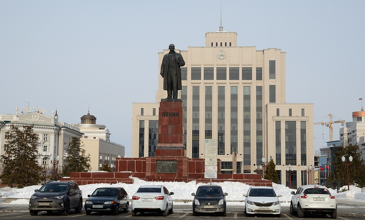 20180218-044-Kazan.jpg - Next morning, almost at lunch time: back to Soviet times ... except for the cars, of course