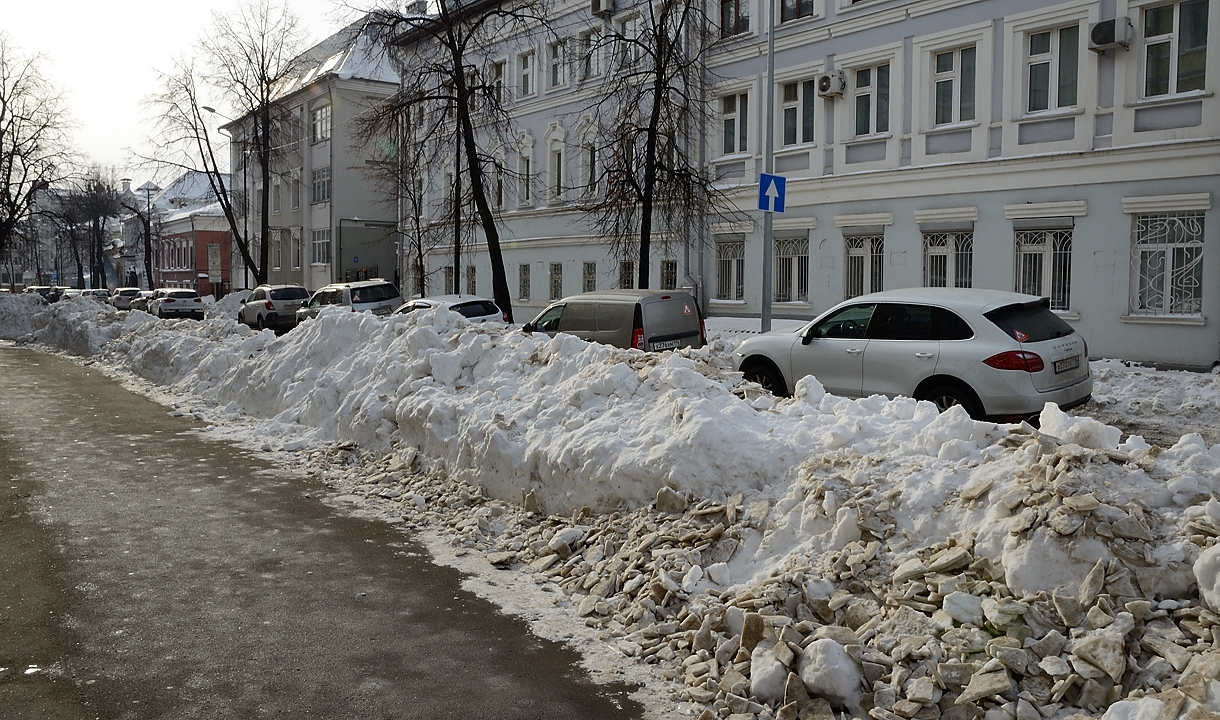 20180218-046-Kazan.jpg - On Maksima Gorkovo a bit outsid the city center ... the recent snow falls are not yet fully evacuated (but the side-walk is free of snow, at other places they were still "working on it")