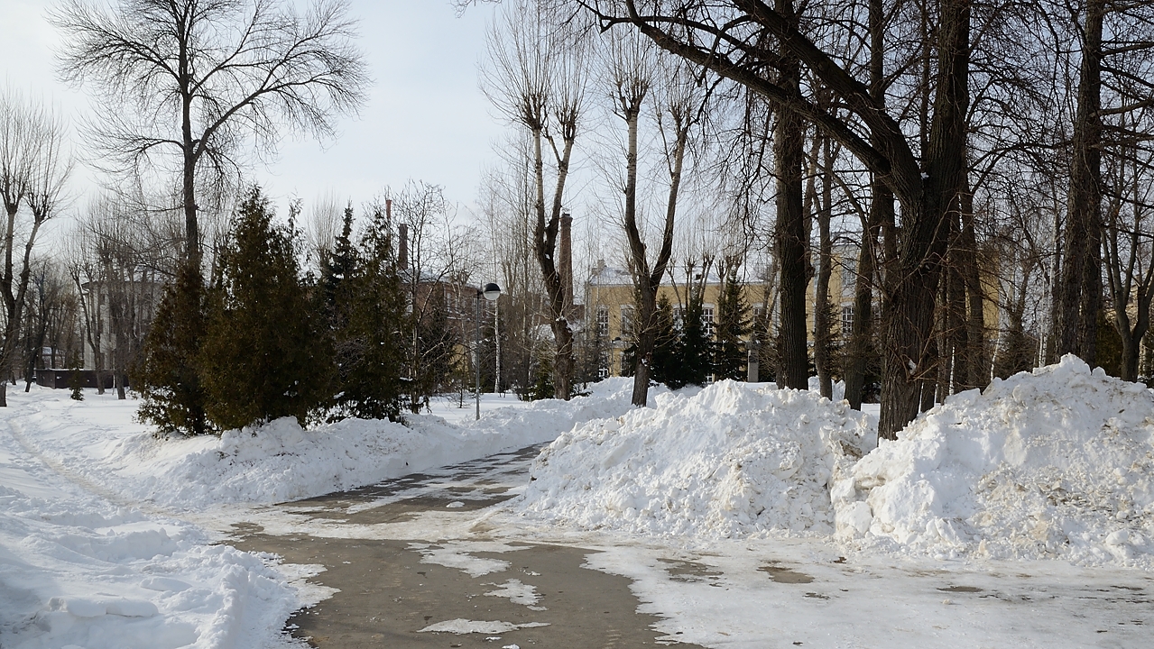 20180218-050-Kazan.jpg - Winter view on the little park just opposite the church