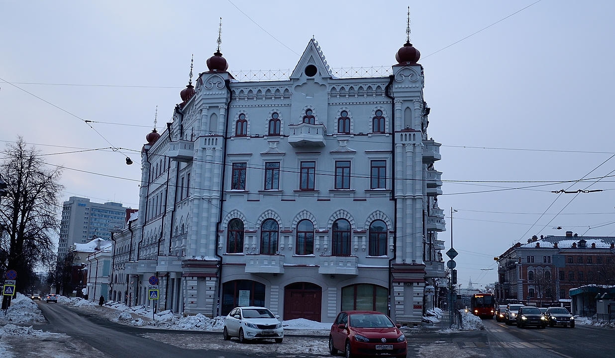20180218-063-Kazan.jpg - Recently renovated building on Maksima Gorkova with some history ... which I forgot (and to the left, in the background, the KFU tower, visible from almost everywhere