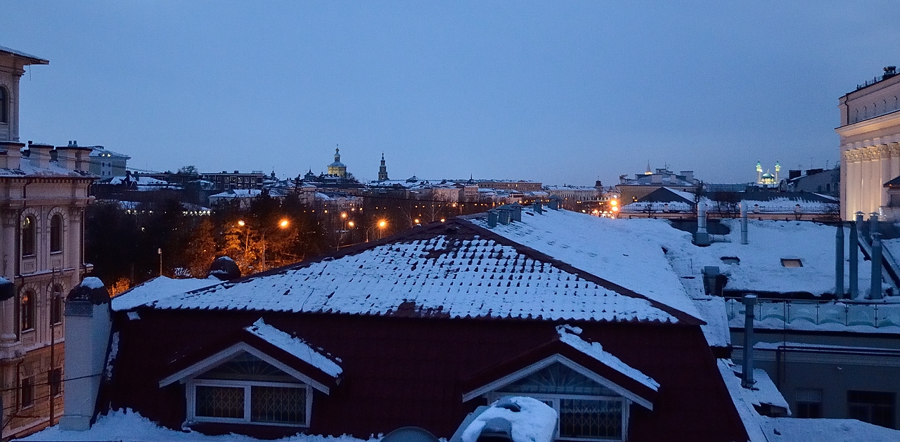 20180218-064-Kazan.jpg -  ...  in the night one can better recognise the Kremlin Mosque to the right.