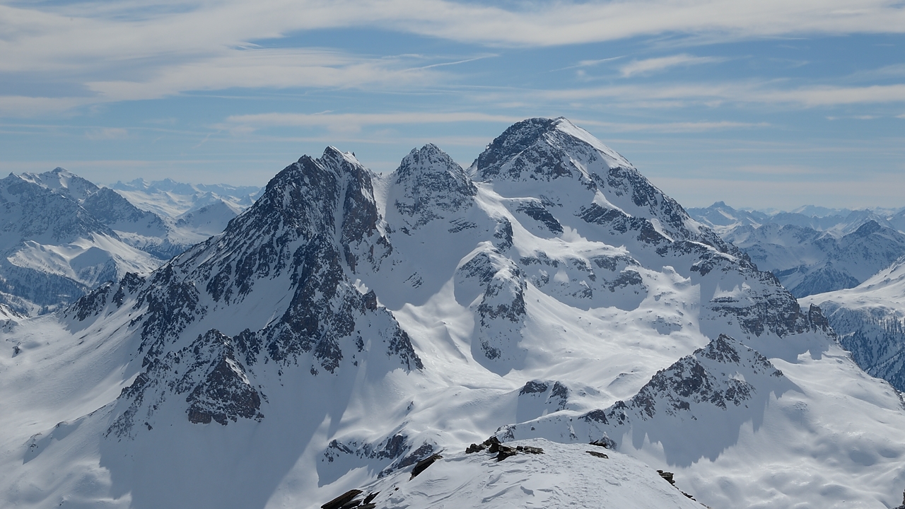 20170223-018-PointeSarrasin.jpg - .. ou serait-ce simplent le Mont Thabor et a gauche le Col de la Vallee etroite