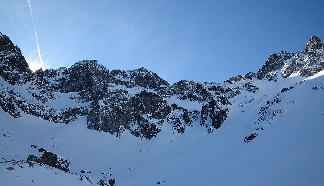 20170226-006-GrandReplomb.jpg - Vue du fond du lac vers le Roc de la Mine de Fer peut-etre ...
