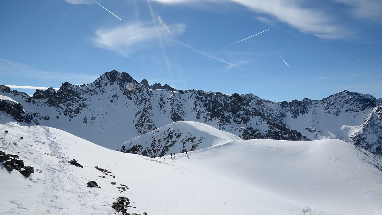 20170226-011-GrandReplomb.jpg - Voila, au Sommet du Grand Replomb. Et on descend vers l'endroit ou se trouvent les skieurs avec le chien