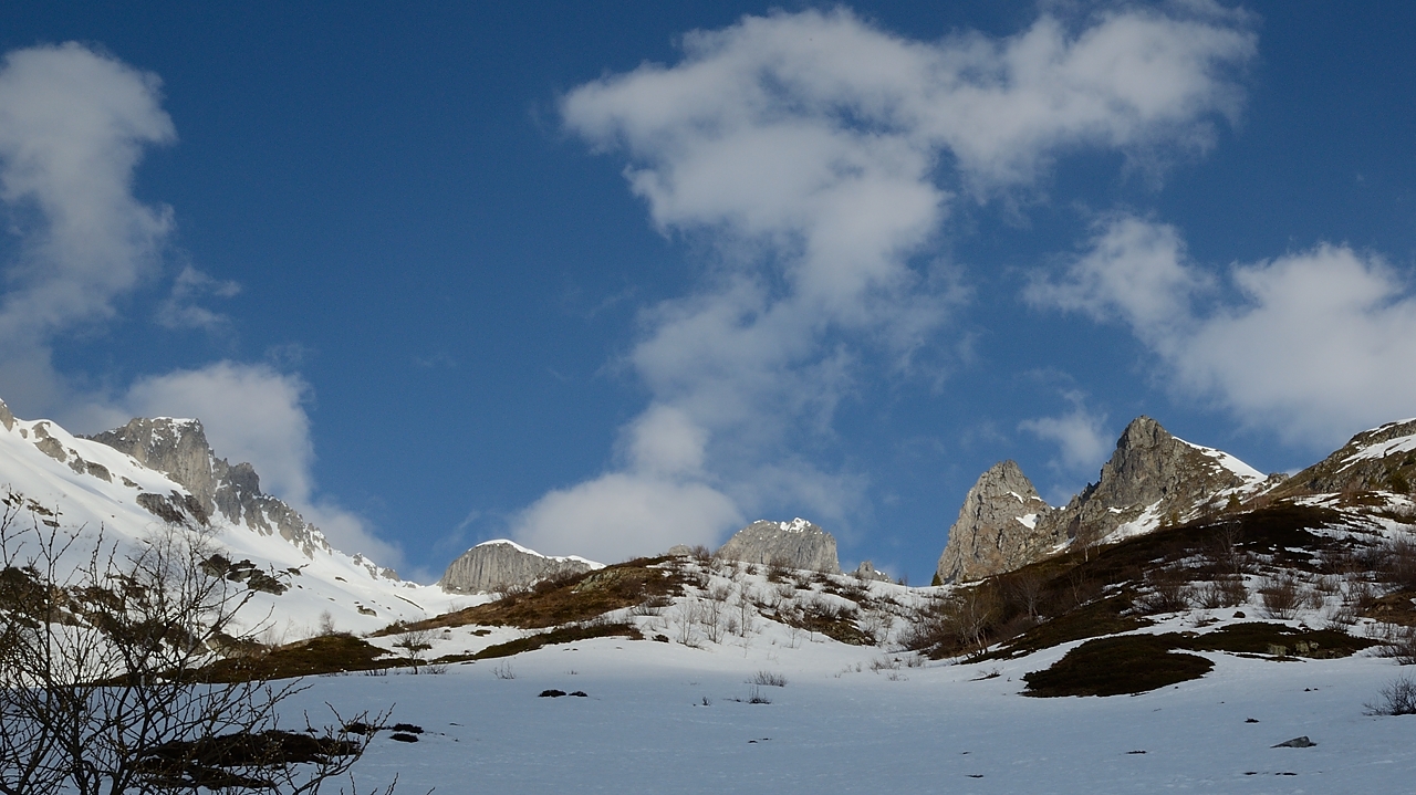 20170325-003-GrandeLauziere.jpg - On devine un peu les sommets entreles Aiguilles de la Balme et la Grde Lauziere (difficile a dire la)