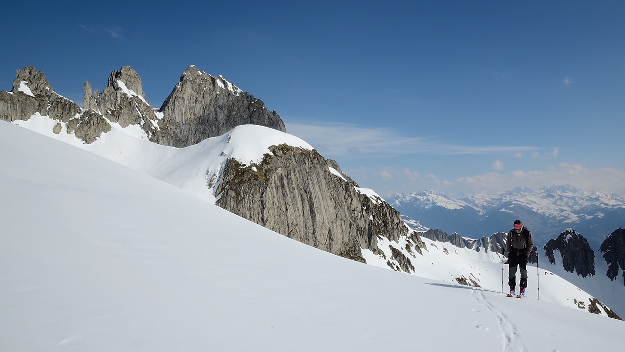 20170325-007-GrandeLauziere.jpg - Vue sur les Aiguilles de la Balmes (cela ne se voit pas, mais le vent s'est leve et il fait tres froid)