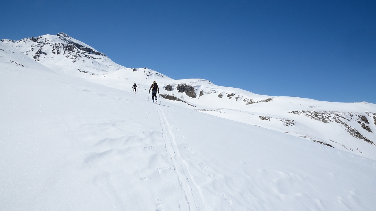 20170429-042-GrdeAigRousse.jpg - Dans le remontée ... au fond le Rocher de Pers