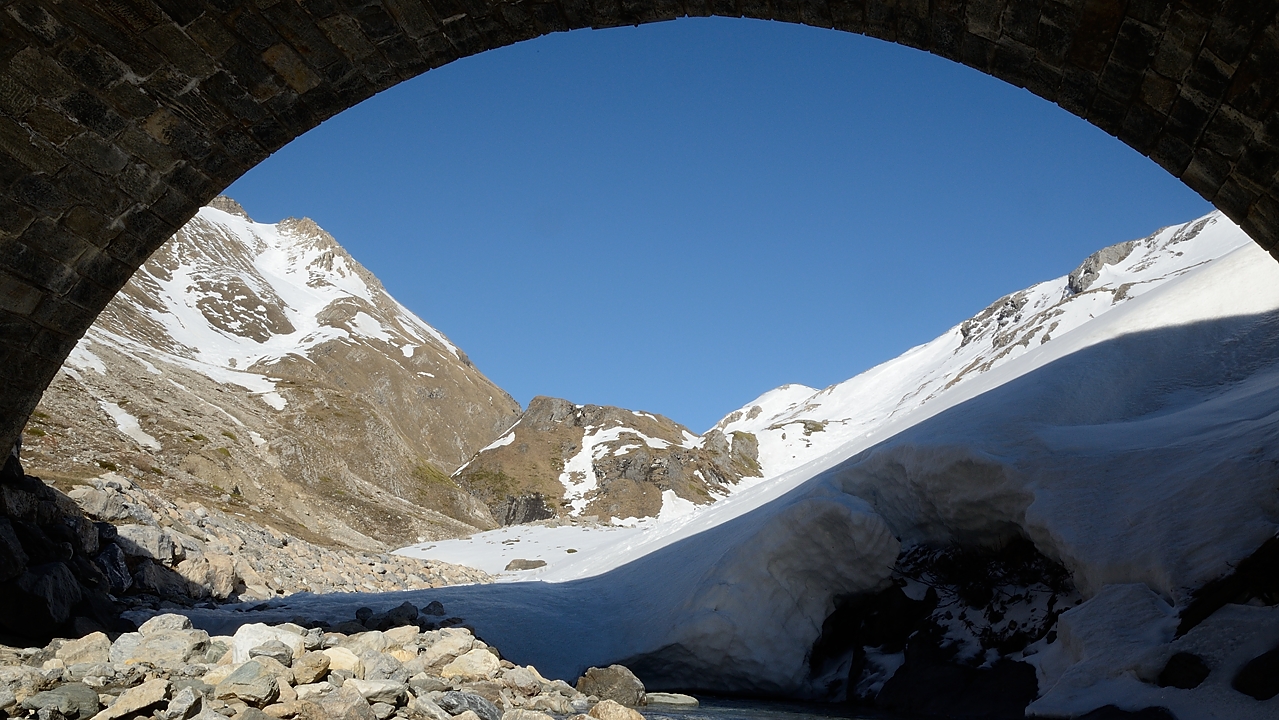 20170429-054-GrdeAigRousse.jpg - Par dessous le pont, on dirait bien qu'on voie notre montée du lendemain