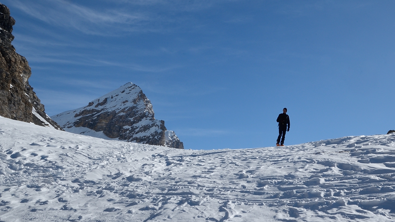 20170430-005-RocBassagne.jpg - On arrive au soleil au petit col a 2061 en haut des Pentes des Cavales .... ca fait du bien, en plus le vent se calme pour un temps