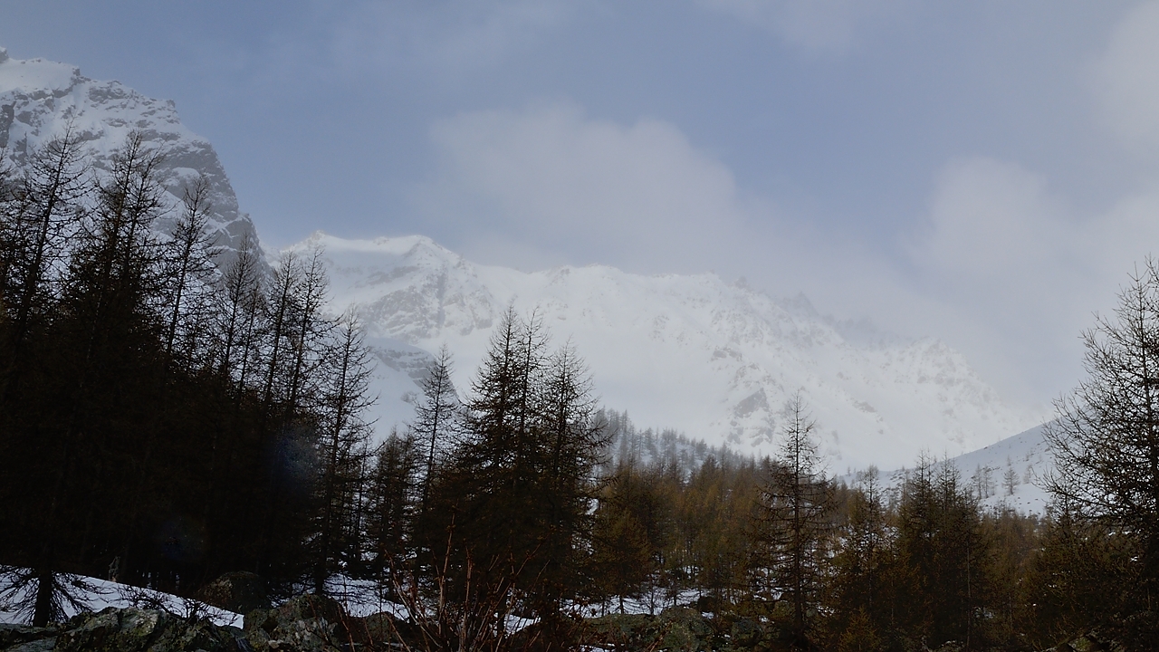 20170508-004-VallonRoute.jpg - Apres la pluie le beau temps .... c'est vers la-bas qu'on va
