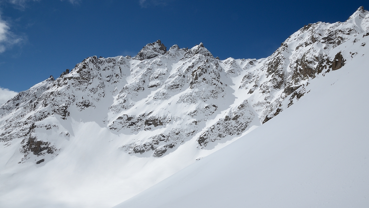 20170508-028-VallonRoute.jpg - Initialement on a songé remonter vers la droite vers l'Etendard ... mais vu la qualité de la neige, cela ne me tente pas plus que cela
