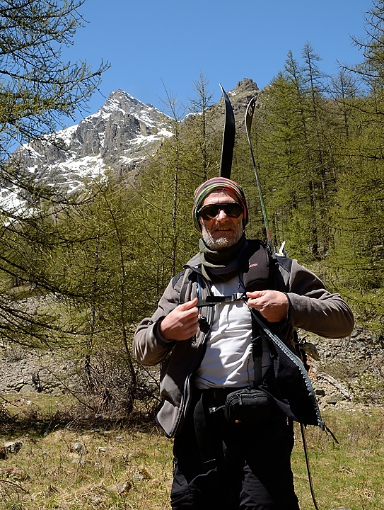 20170508-030-VallonRoute.jpg - Après la pause midi dans la verdure (là où ma trace bleue s'arrête puisque j'oublie de remettre le GPS  en route)